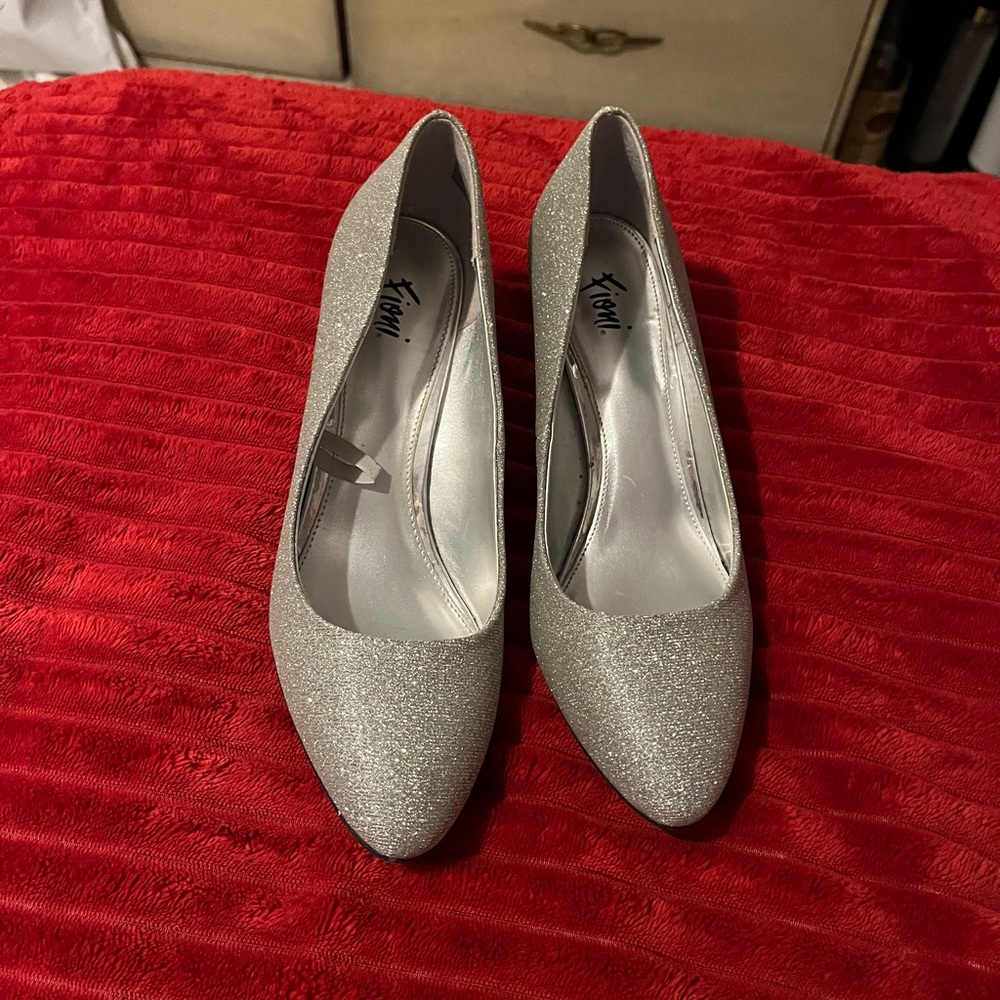 Fioni Women's Silver Glitter Heels